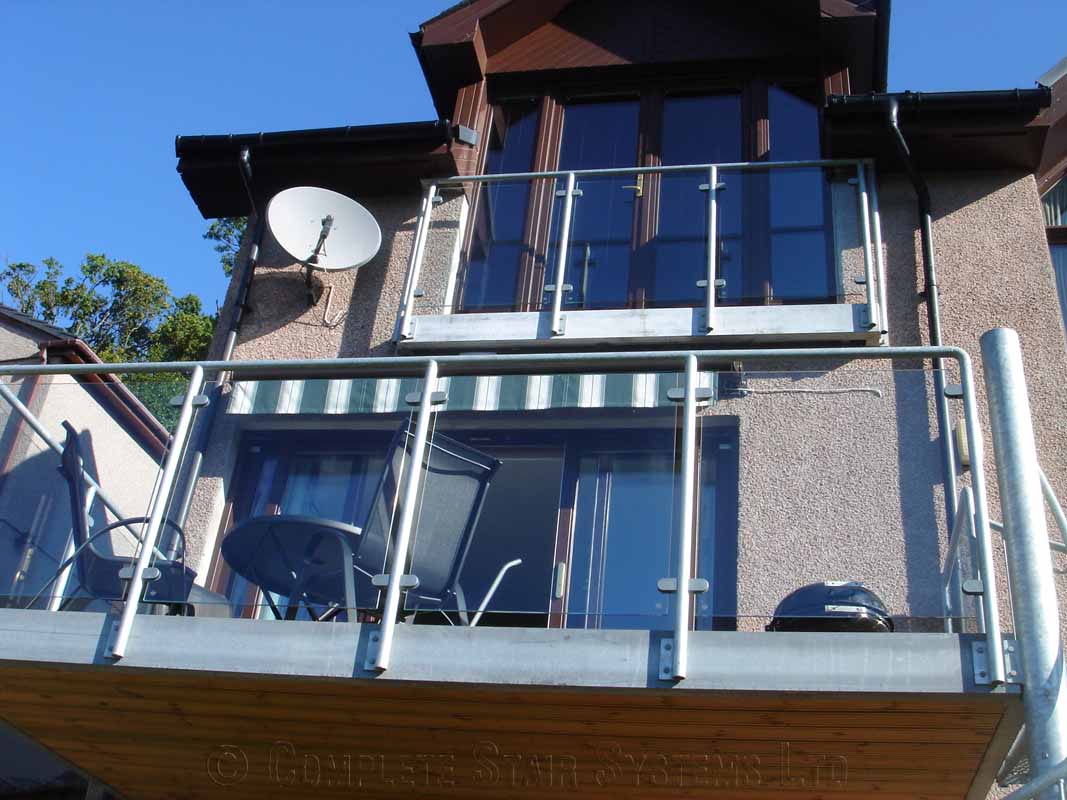 glass balustrade to back of house