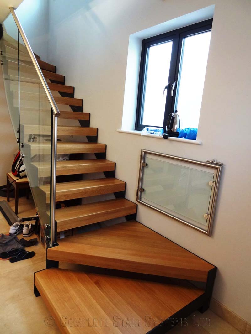 Bespoke Staircase Chiswick - Model 500 -5 oak step staircase in a house with open risers