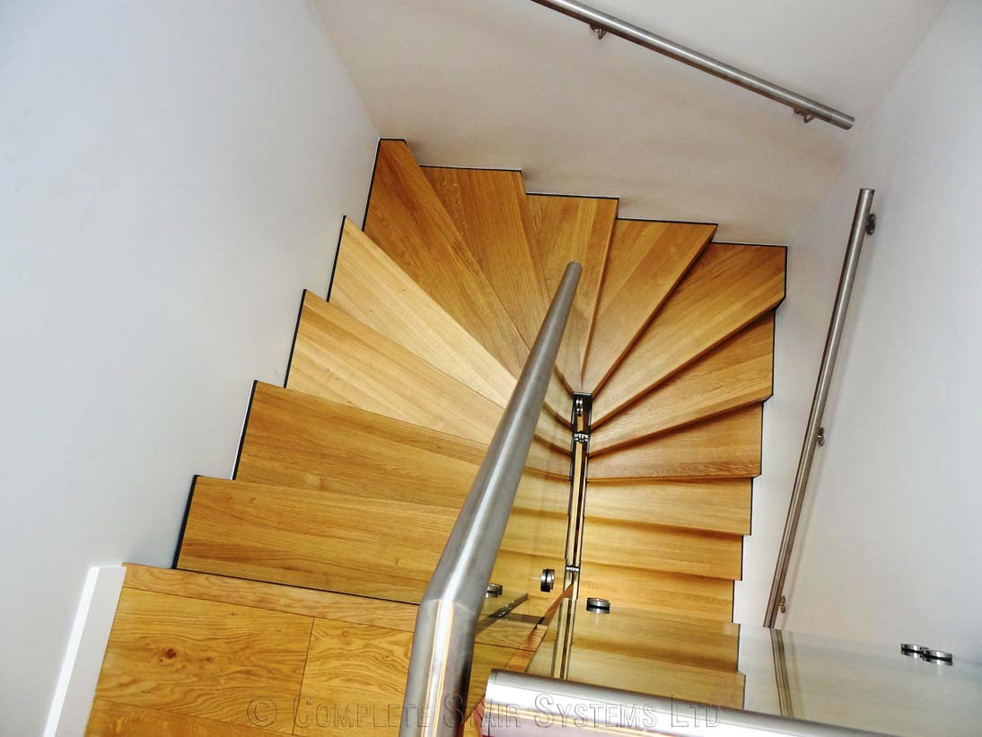 Bespoke Staircase Chiswick - Model 500 half turn oak stair with white walls around