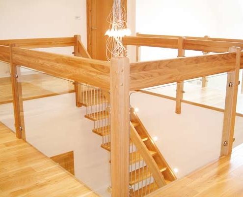 landing balustrade around a square stairwell