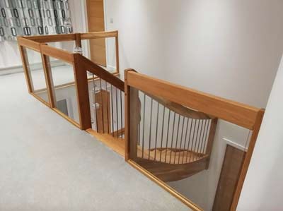 landing balustrade with glass balustrade around a stairwell